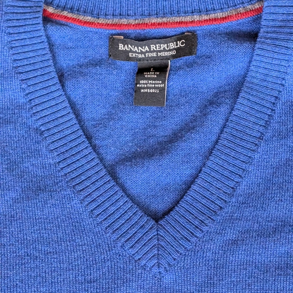 Banana Republic men’s large royal blue v neck
